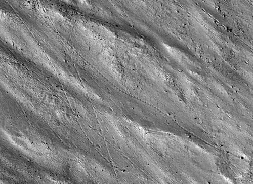 Boulder tracks on Mars