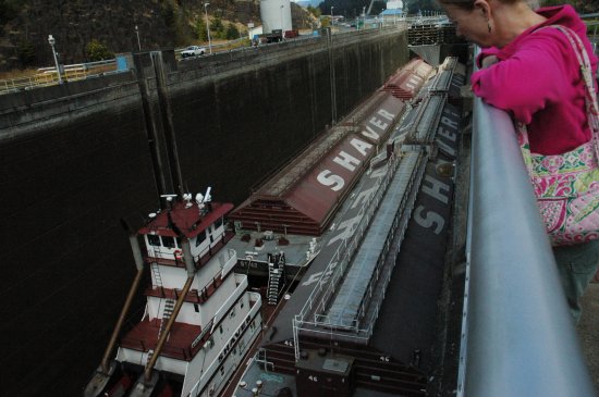 The barges enter the lock