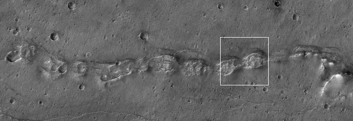 A Martian snake of collapsed hills