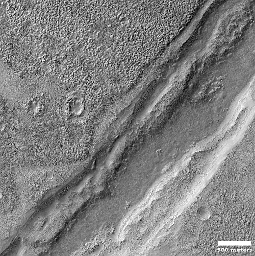 Ice-filled fissure on Mars?