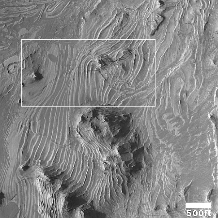 Cracking terraces in Valles Marineris