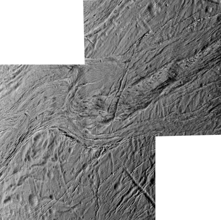 Close-up of Enceladus' equatorial regions