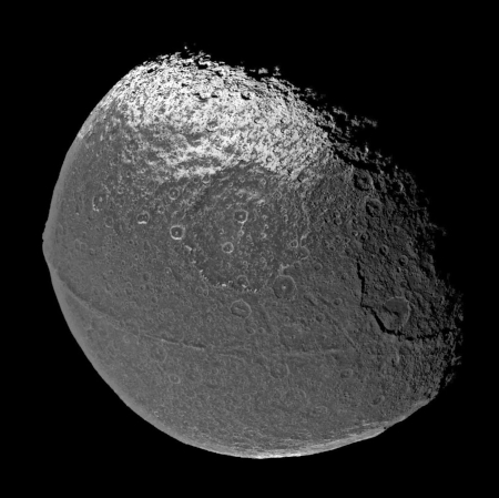 Cassini's first global close-up of Iapetus