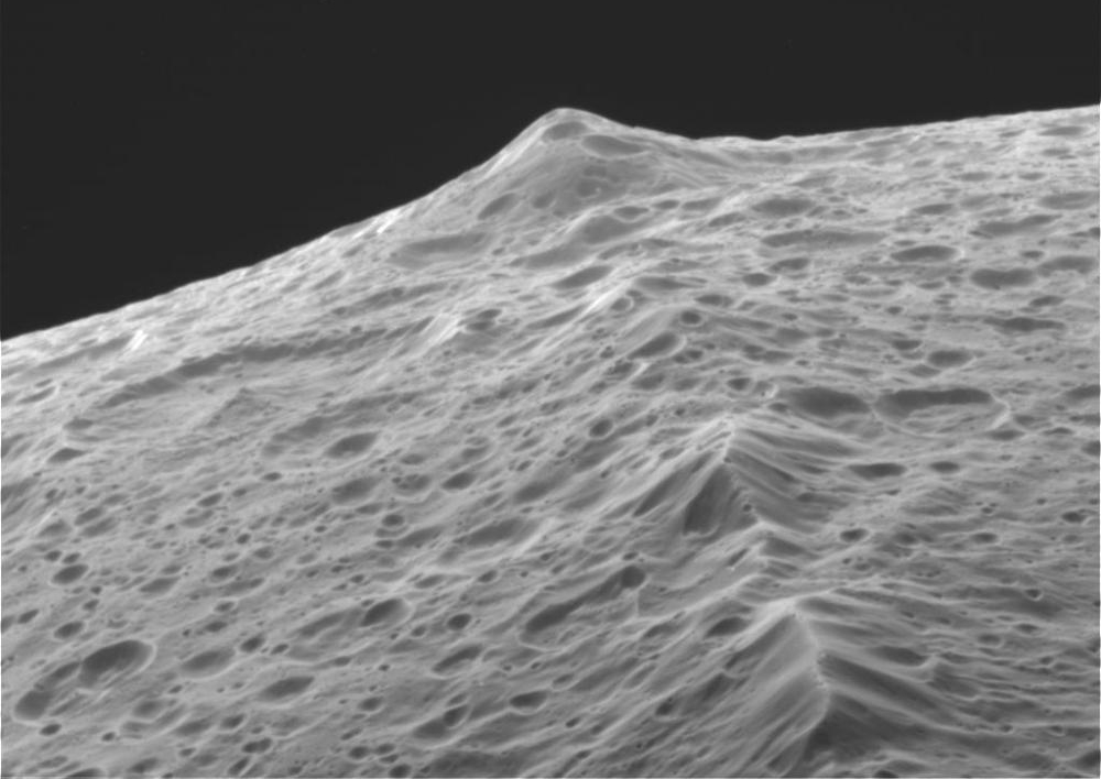 Iapetus' equator ridge